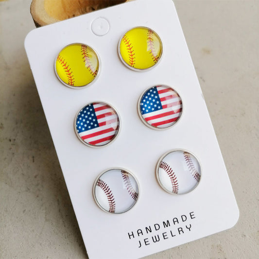 Pendientes deportivos de vidrio vintage con la bandera estadounidense y diseños de béisbol, sóftbol y voleibol