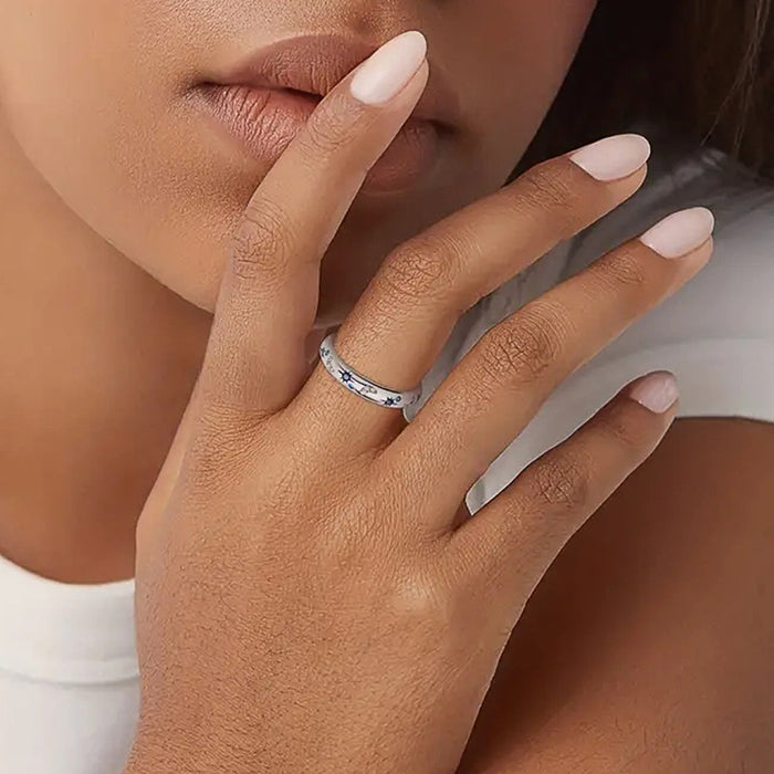 Women's commuter ring inlaid with zircon and moon