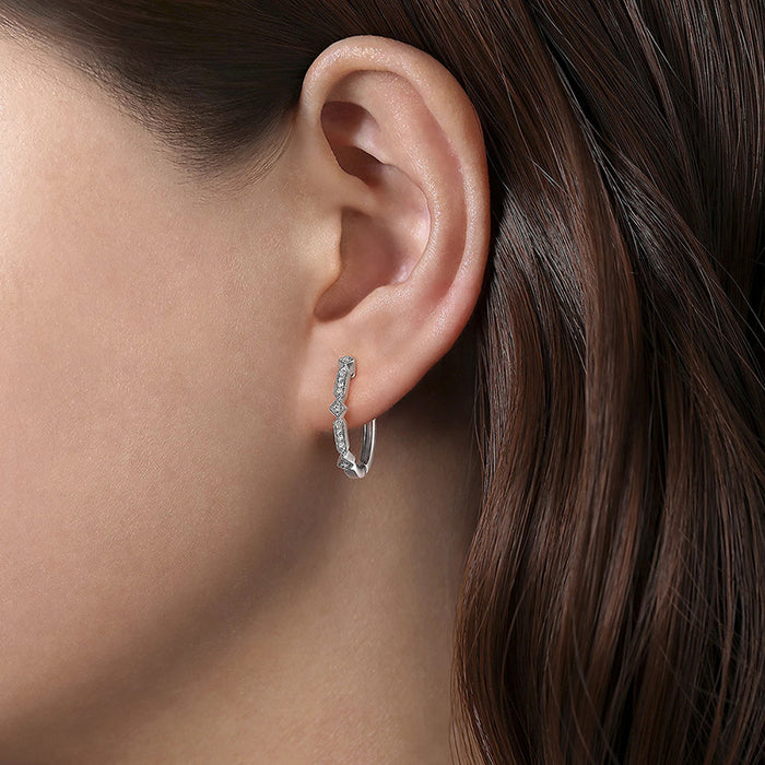 Small diamond-shaped zirconia earrings