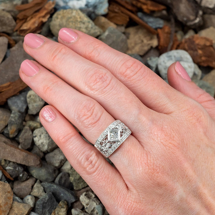 Anillo ancho de estilo nacional con diseño geométrico de diamantes.