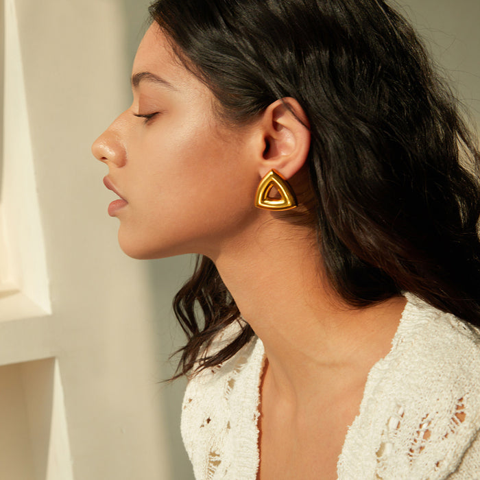 Pendientes triangulares huecos de acero inoxidable en oro de 18 quilates de moda europea: joyería minimalista de acero y titanio