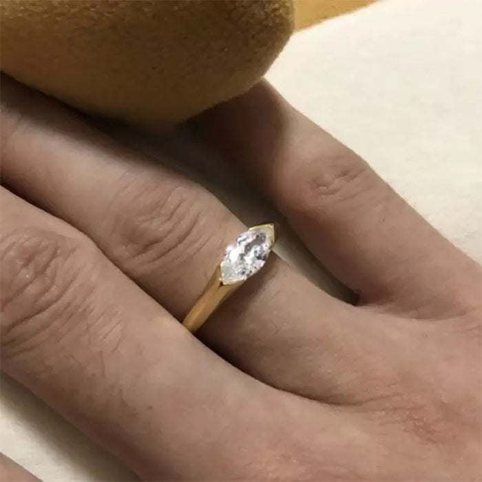 Anillo sencillo de circonitas en forma de marquesa