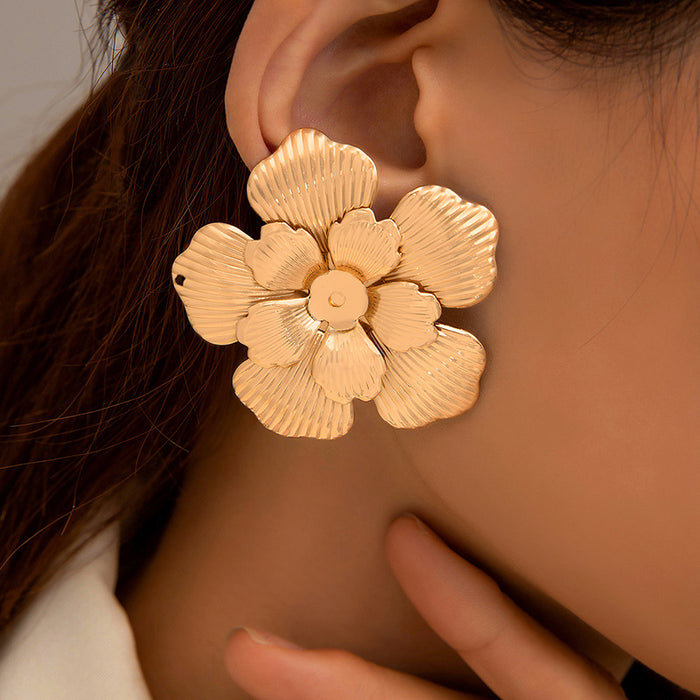 Small golden flower earrings, five-leaf clover, mini simple ear bone studs