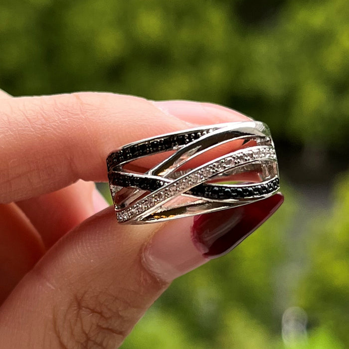 Inlaid with black and white diamond ring, creative geometric lines simple ring