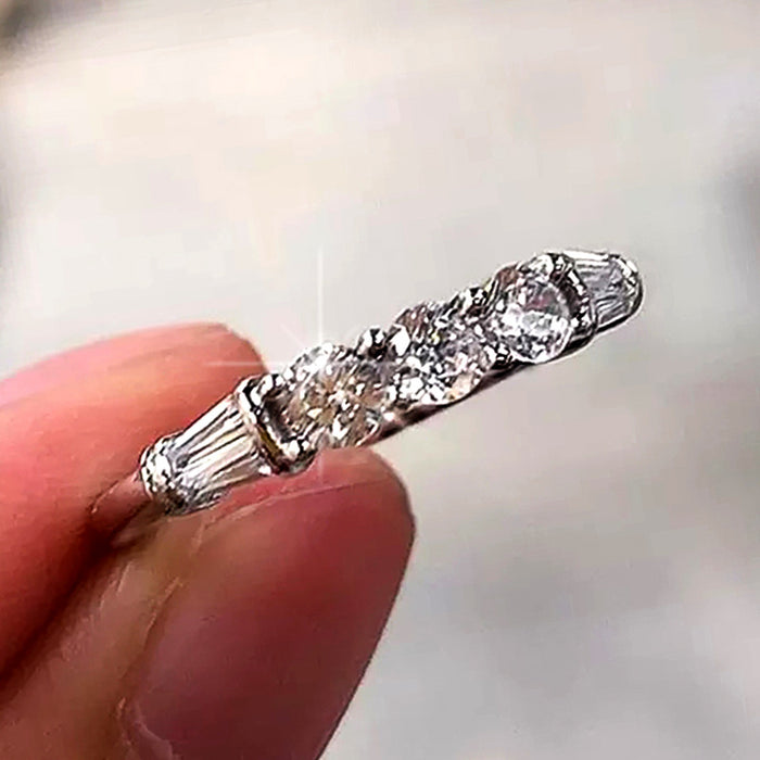 Anillo de circonita de una sola fila simple y versátil para mujer, moderno y apilable.