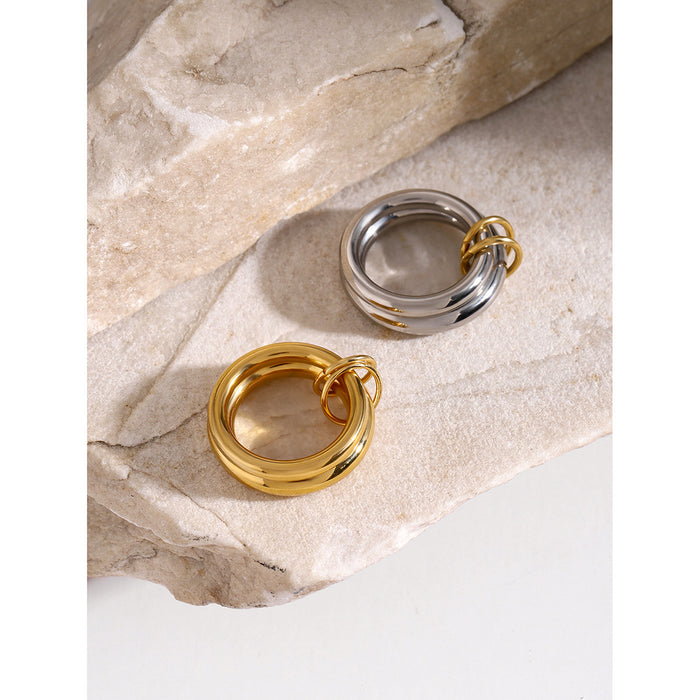 Elegante anillo de acero inoxidable bañado en oro de 18 quilates con acabado texturizado