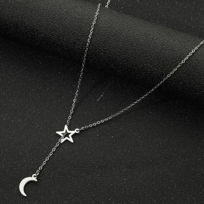 Collar con colgante de estrella y luna: joyería geométrica sencilla y elegante