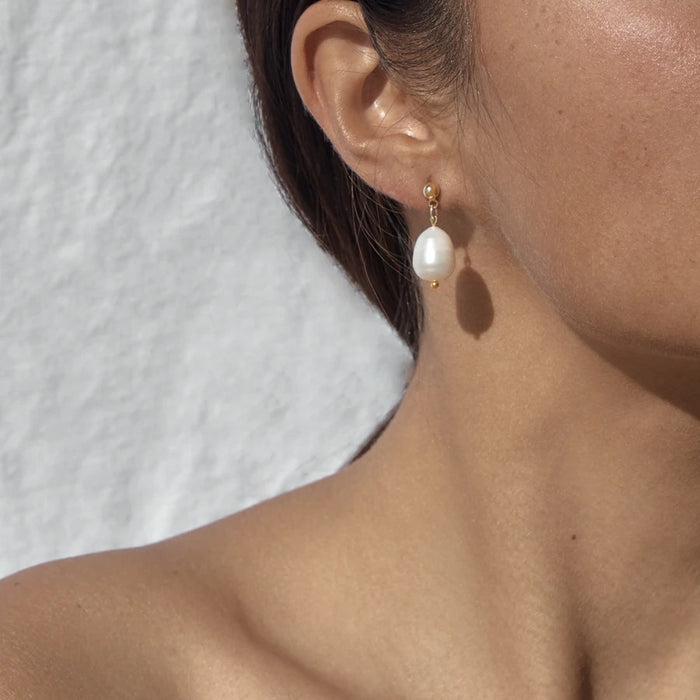 Pendientes de perlas naturales de acero inoxidable: joyas colgantes de moda para mujeres