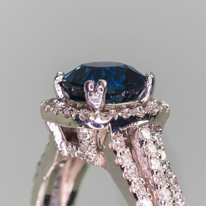 Blue zircon ring inlaid luxury ring