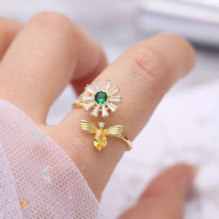 Anillo de girasol con diseño abierto de margaritas pequeñas y abejas