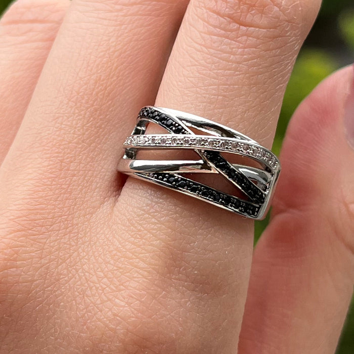 Inlaid with black and white diamond ring, creative geometric lines simple ring