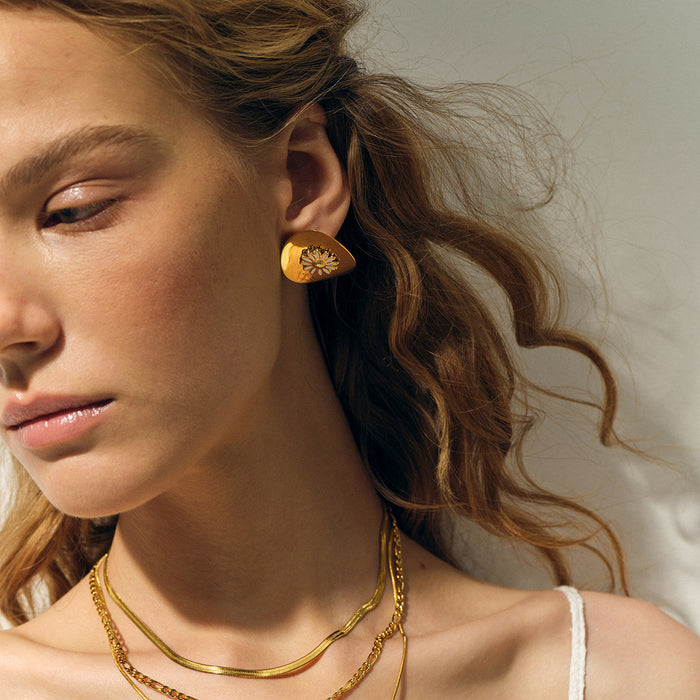 Pendientes de flores huecas de acero inoxidable bañados en oro de 18 quilates: joyería de moda