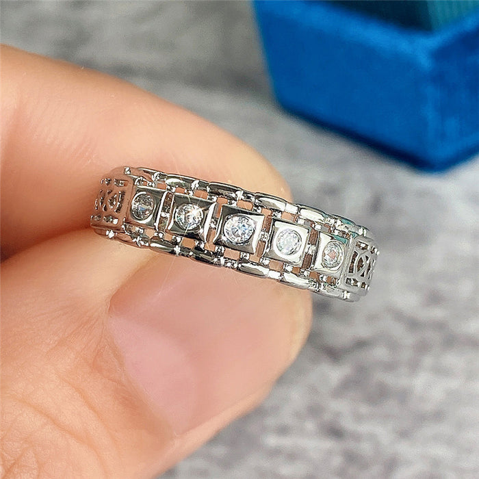 Anillo de circonita de lujo ligero de alta calidad para mujer con patrón geométrico simple