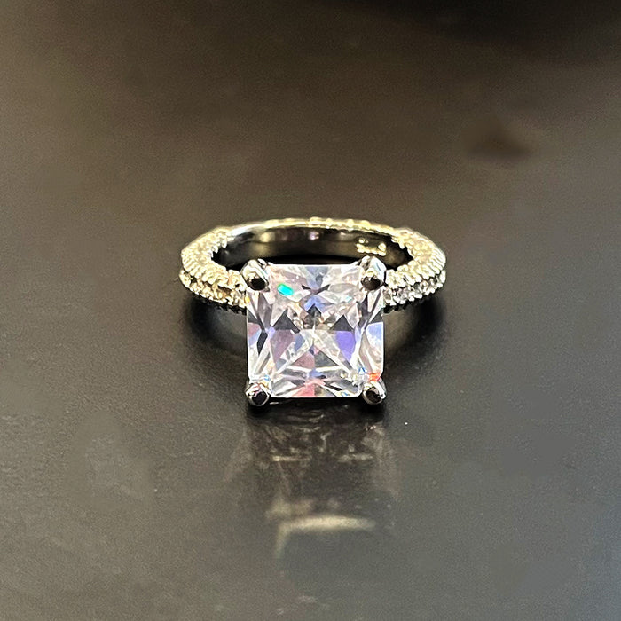 Anillo de diamante de cuatro garras con circonita cuadrada para el dedo índice