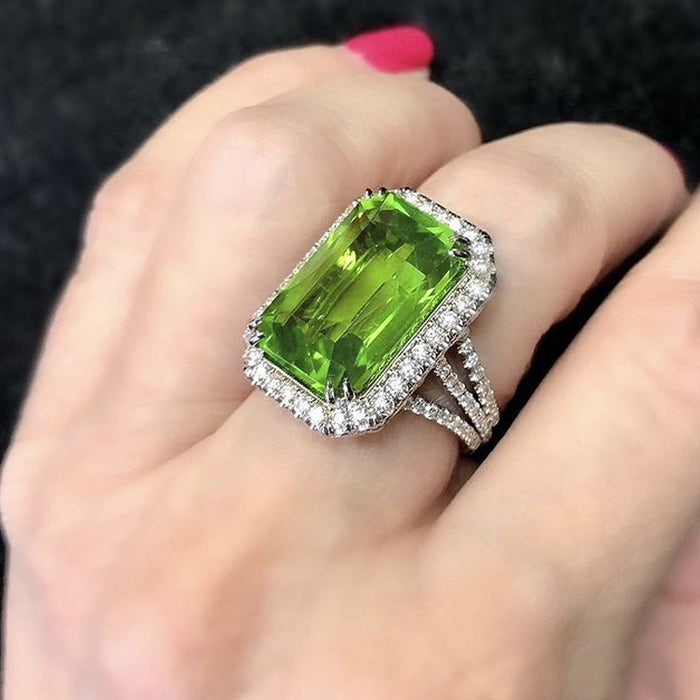 Anillo de compromiso de estilo europeo y americano con diamantes y circonitas cuadradas de princesa verde oliva