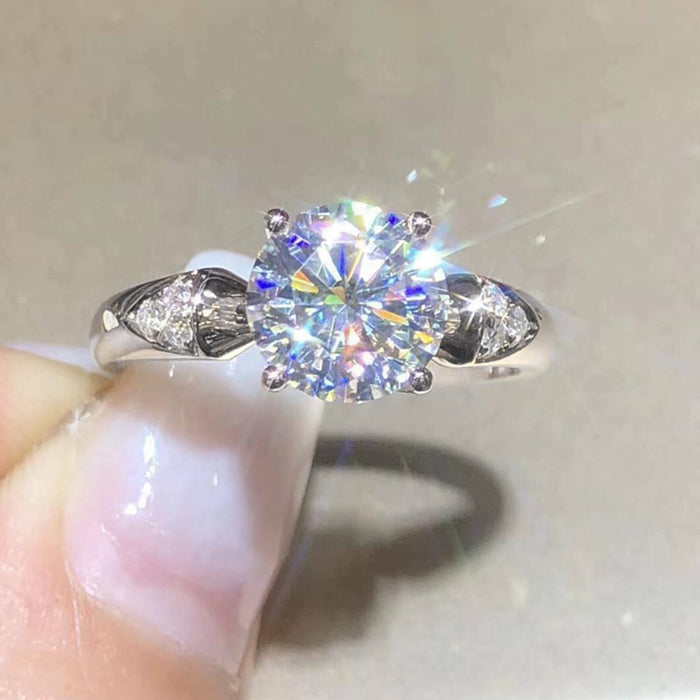 Anillo femenino en forma de corazón bañado en platino Anillo de diamantes en forma de V