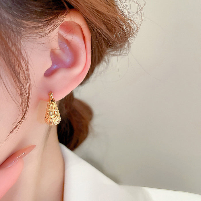 Hollow U-shaped earrings, light luxury and exaggerated metallic earrings