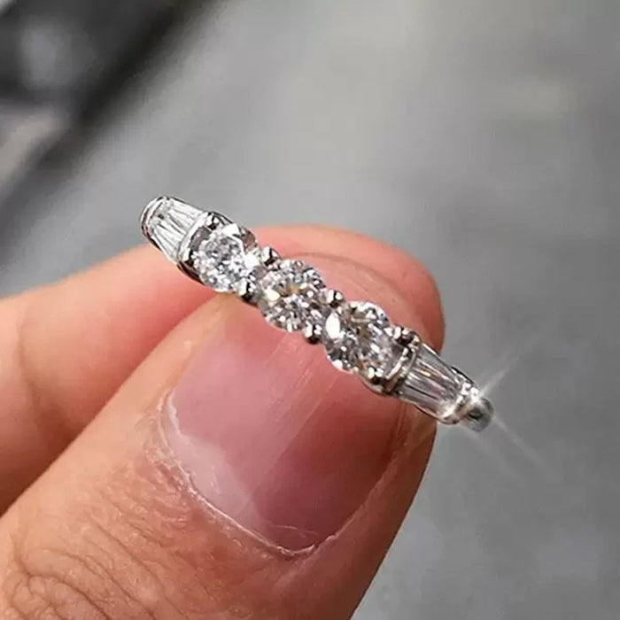 Anillo de circonita de una sola fila simple y versátil para mujer, moderno y apilable.