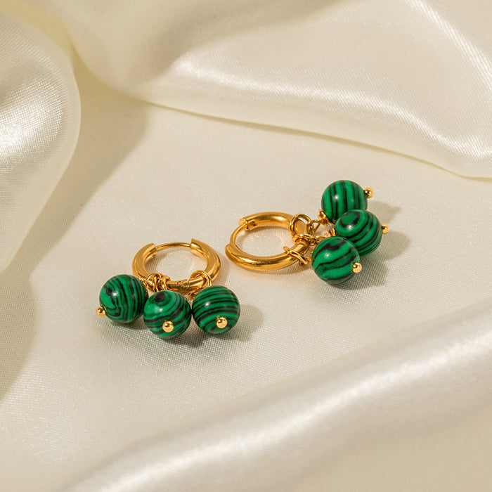 Aros de acero inoxidable en oro de 18 quilates con colgantes de borlas de malaquita verde: joyería de moda para mujeres