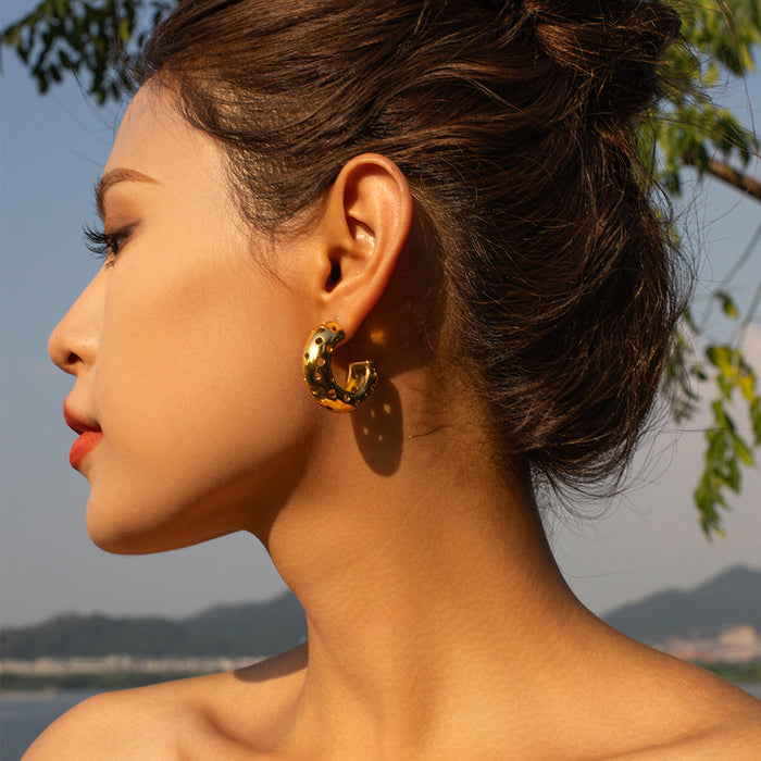 Pendientes redondos huecos en forma de C de acero inoxidable chapado en oro de 18 quilates: joyería de moda para mujeres