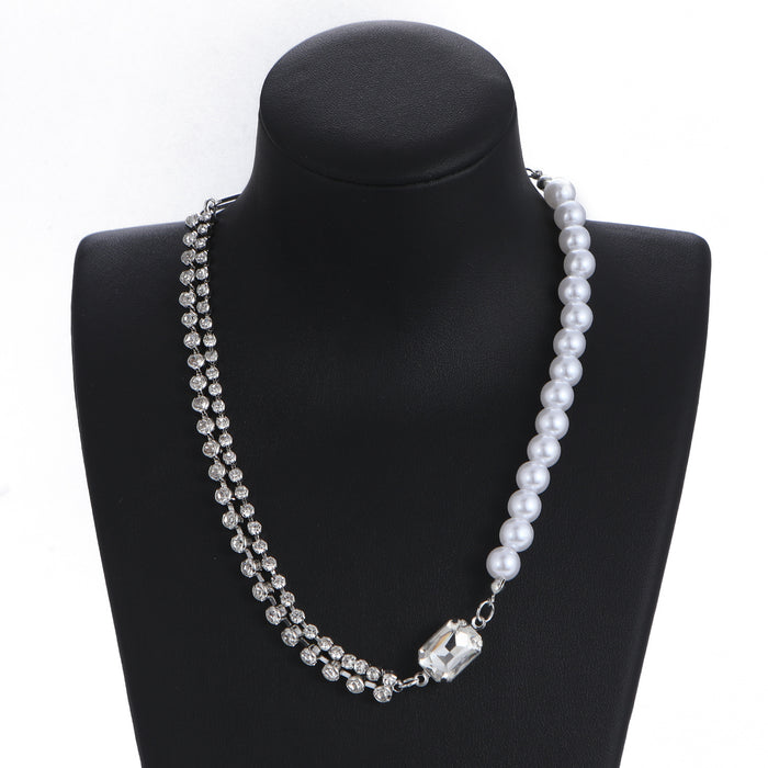 Trendy Chain Necklace - Sparkling Rhinestone Design with a Fashionable Touch