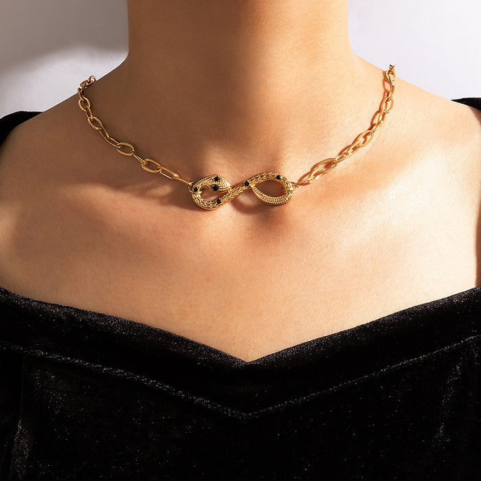 Collar de una sola capa con serpiente y diseño de cadena irregular en forma de clavícula con incrustaciones de diamantes