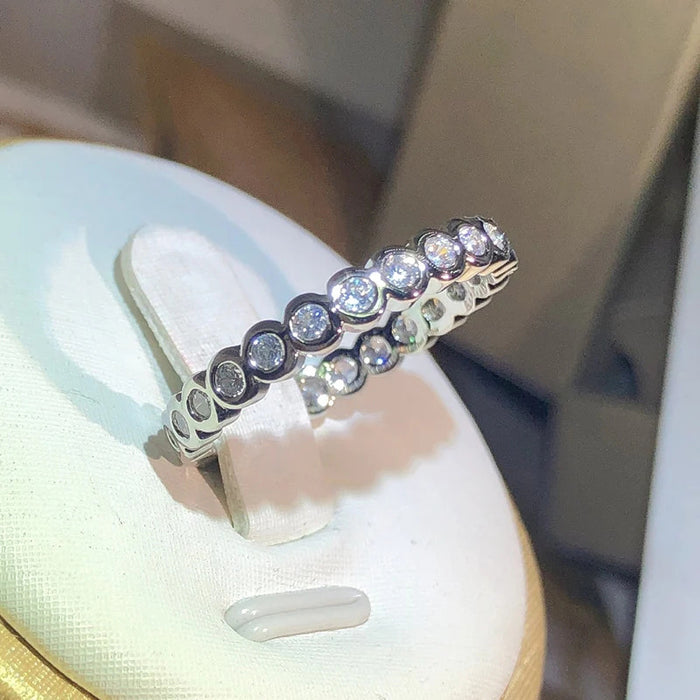 Anillo de propuesta de moissanita de alta gama con ocho corazones y ocho flechas