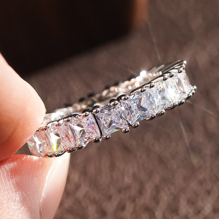 Women's simple commuter ring inlaid with heart-shaped horse eye