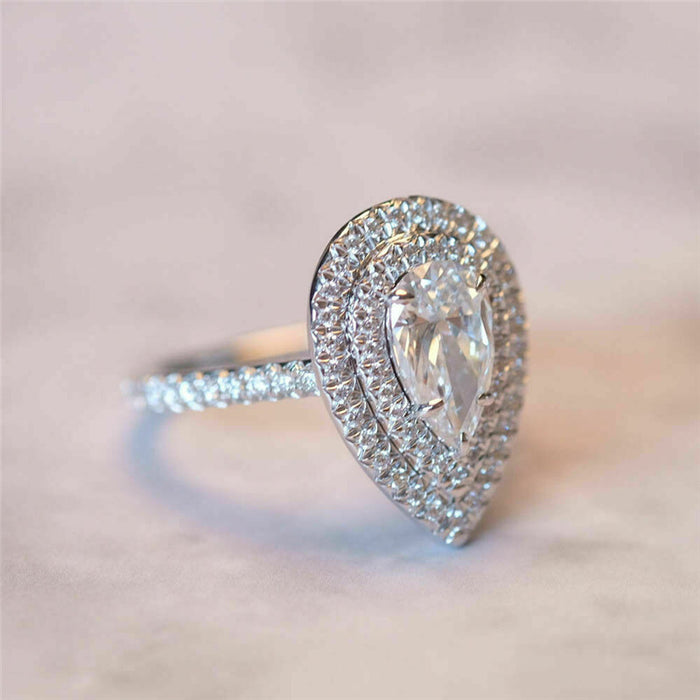 Anillo de circonita en forma de pera con microincrustaciones y diamantes simulados