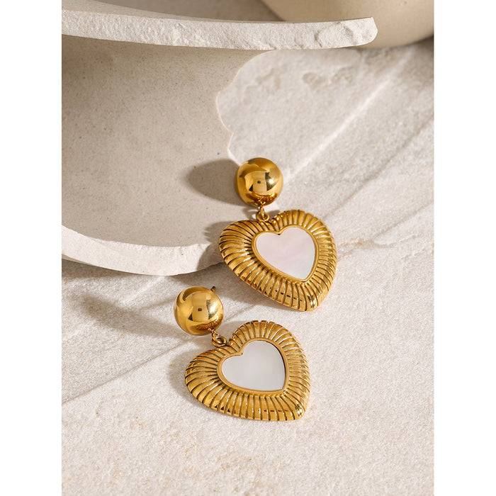 Pendientes de acero inoxidable dorado de 18 quilates con forma de corazón texturizado y concha natural en forma de bola dorada: joyería de acero de titanio de moda