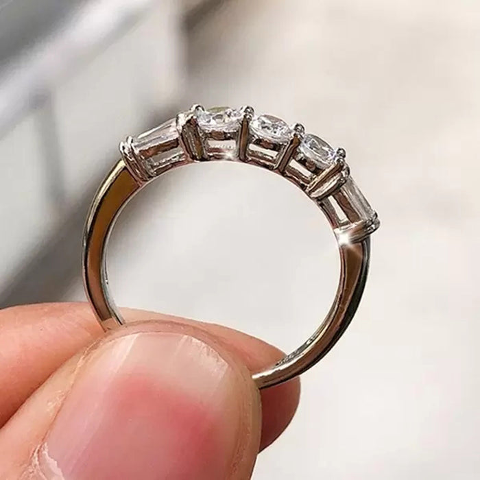 Anillo de circonita de una sola fila simple y versátil para mujer, moderno y apilable.