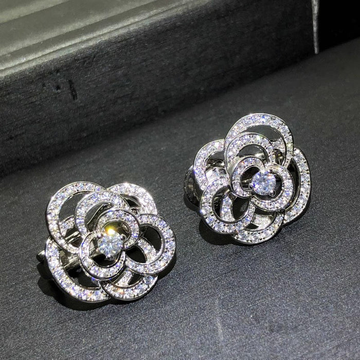 Conjunto de joyas de anillo y pendientes con camelia brillante