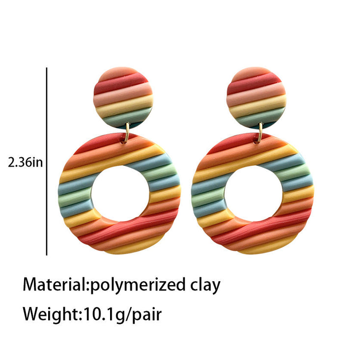 Pendientes de arcilla con rayas de arcoíris hechos a mano: diseño de aro geométrico multicolor