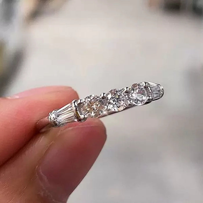 Anillo de circonita de una sola fila simple y versátil para mujer, moderno y apilable.