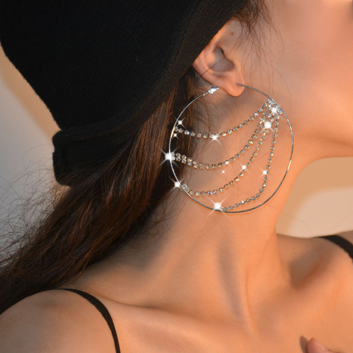 Aros geométricos con diamantes de imitación: pendientes llamativos para un look moderno