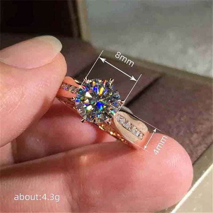 Anillo único brillante con incrustaciones de circonitas.