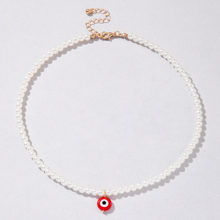 Collar de perlas con colgante de ojo rojo y azul: cadena corta y elegante