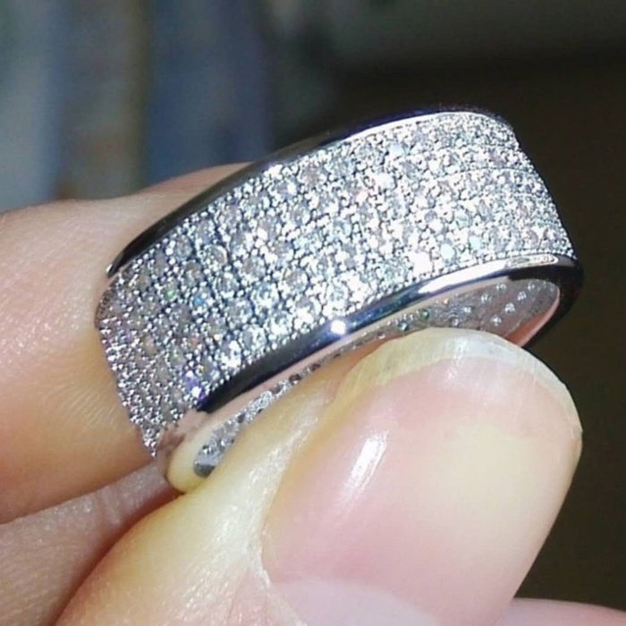 Five-row diamond rings are popular in Europe and America, and are hot-selling jewelry for men and women