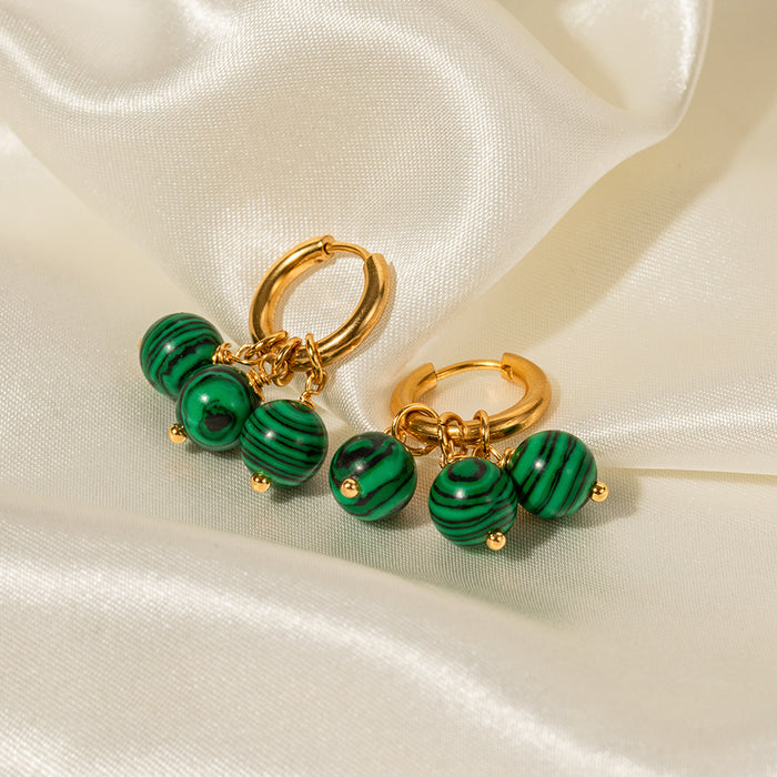 Aros de acero inoxidable en oro de 18 quilates con colgantes de borlas de malaquita verde: joyería de moda para mujeres