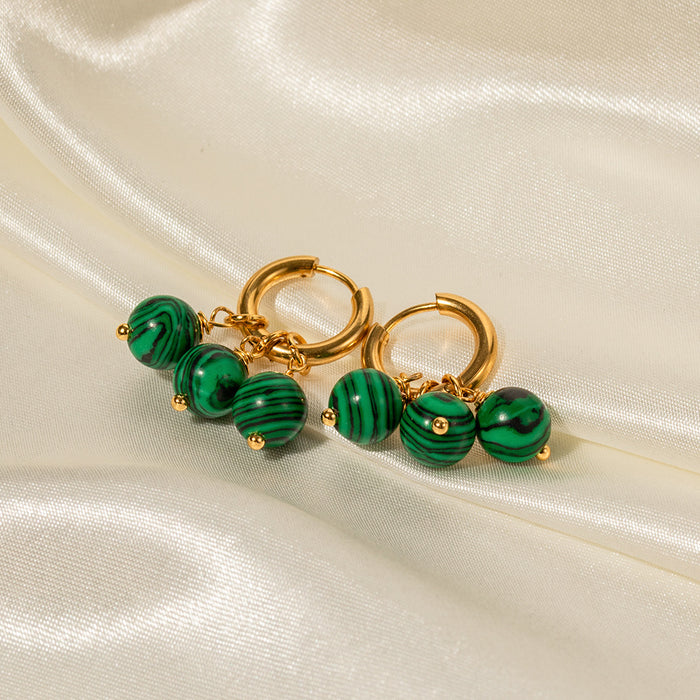 Aros de acero inoxidable en oro de 18 quilates con colgantes de borlas de malaquita verde: joyería de moda para mujeres