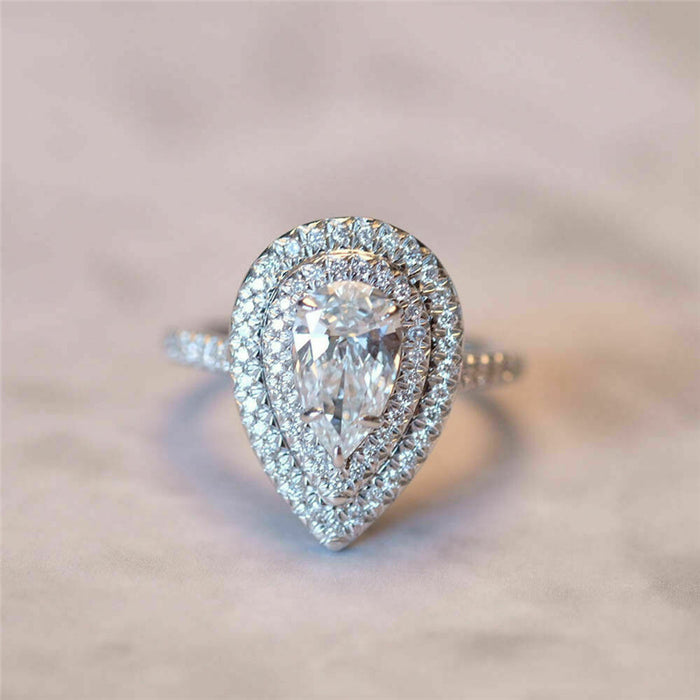 Anillo de circonita en forma de pera con microincrustaciones y diamantes simulados