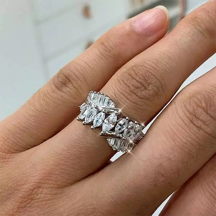 Anillo de circonitas en forma de marquesa con incrustaciones completas Anillo europeo y americano que combina con todo