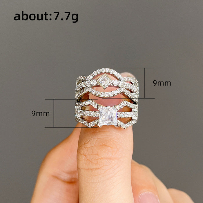 Anillo de compromiso con ocho corazones y ocho flechas de diamantes y circonitas engastadas en estilo europeo y americano.