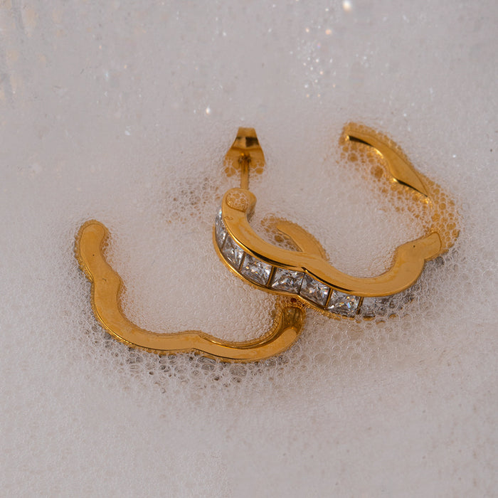 Pendientes largos ovalados pulidos de acero inoxidable y oro de 18 quilates: joyería minimalista de acero y titanio con forma de gota de agua