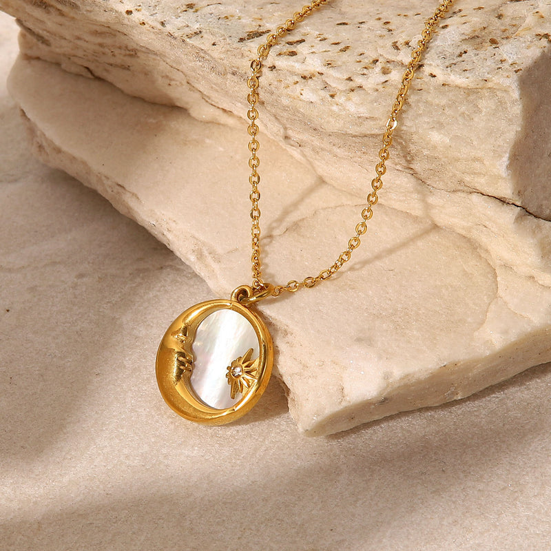 Collar de acero de titanio bañado en oro de 18 quilates de estilo francés: colgante de estrella y luna de nácar