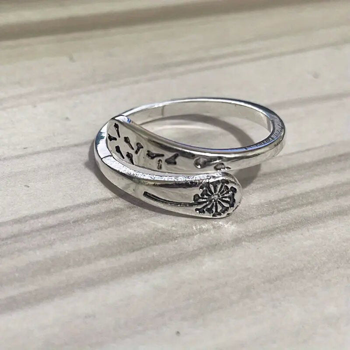 Anillo de diente de león envejecido con personalidad ajustable