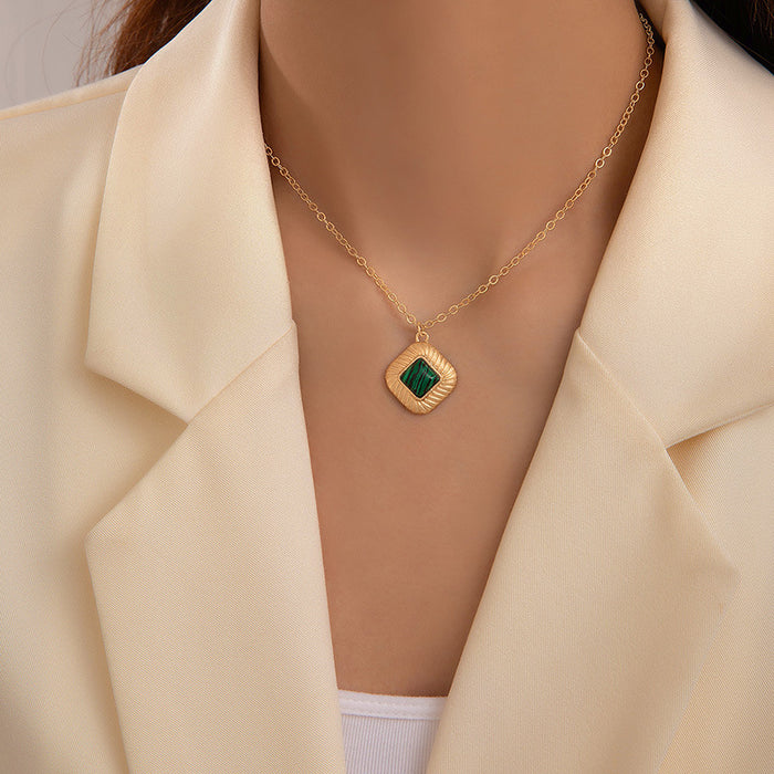 Collar con colgante de flor de esmeralda y cadena de oro: joyería elegante y con estilo para mujer