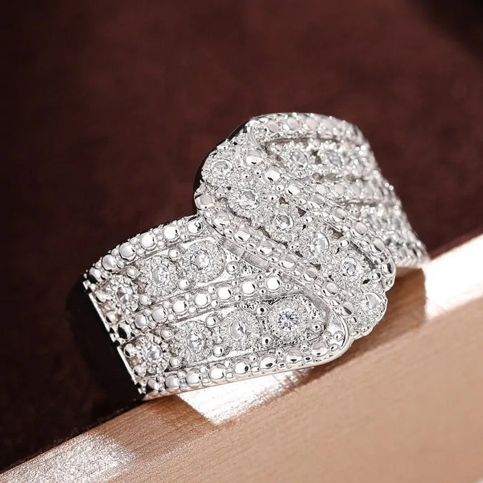 Anillo de brazo oscilante curvo europeo y americano lleno de diamantes, anillo de diseño de lujo ligero