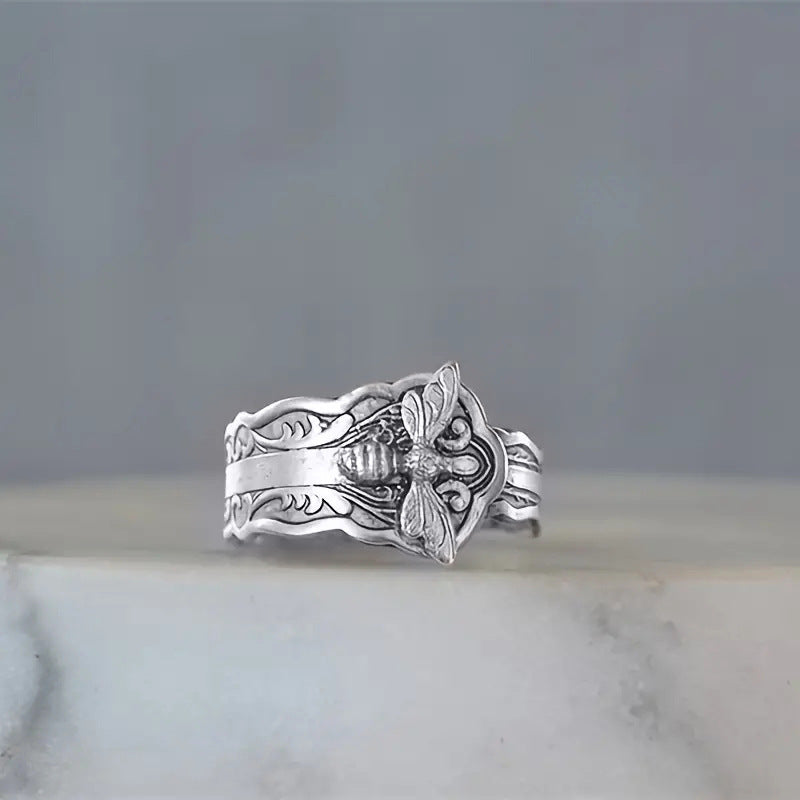 Anillo retro de estilo antiguo con forma de abeja e insecto