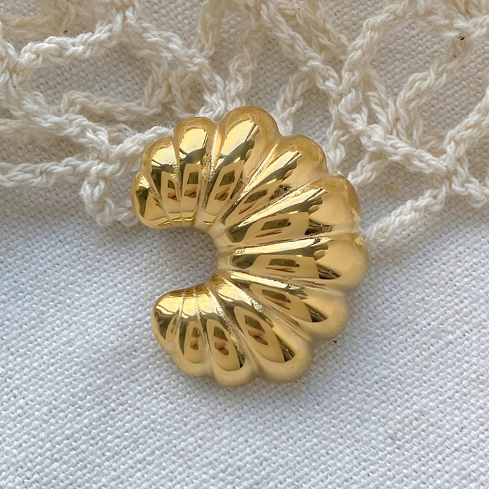 Broche de croissant gordo de acero inoxidable bañado en oro de 18 quilates adecuado para prendas de otoño e invierno.